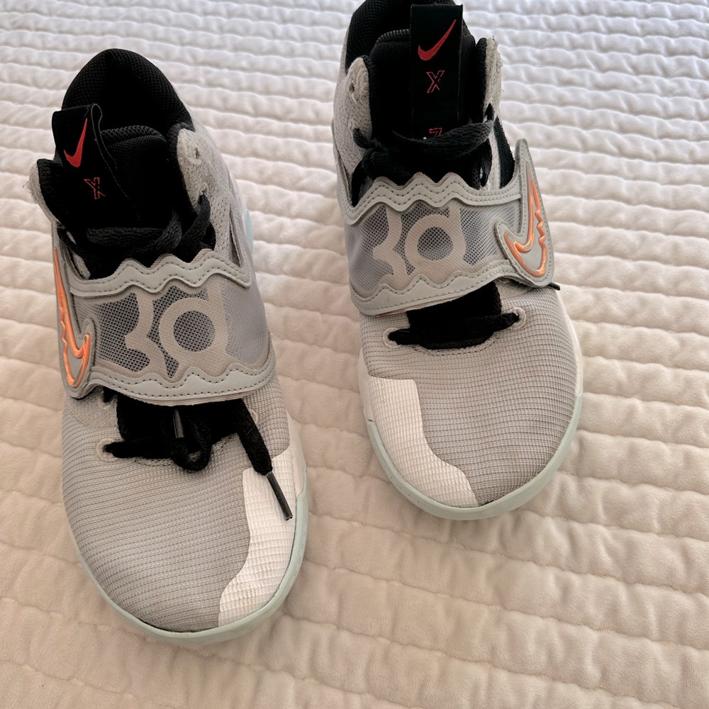 Women’s nike air zoom basketball sneakers.